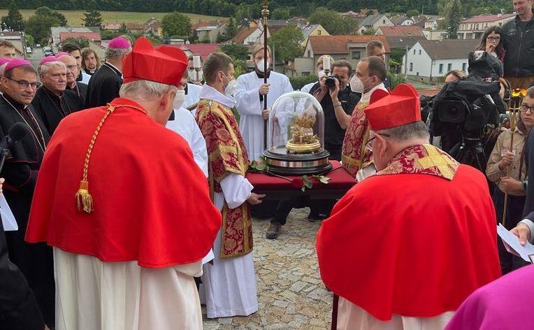 Kardinäle Schönborn und Duka mit Reliquie der hl. Ludmila in Tetin