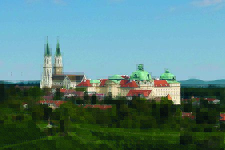 Blick auf das Stift Klosterneuburg vom Leopoldsberg.