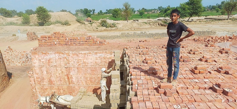 Angestellte einer Ziegelfabrik in Pakistan