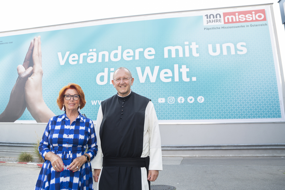 Inge Klingohr mit Pater Karl Wallner vor dem Plakat / Juergen Hammerschmid