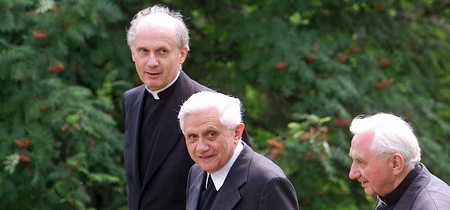 K?rntens Di?zesanbischof Dr. Egon Kapellari mit Kurienkardinal Joseph Ratzinger und dessen Bruder, Pr?lat Georg Ratzinger, bei einem Spaziergang auf der Flattnitz