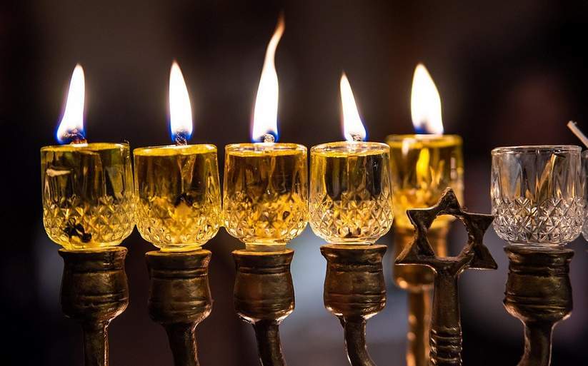 Hanukka-Leuchter / pixabay.com / EvgeniT Hanukka-Leuchter