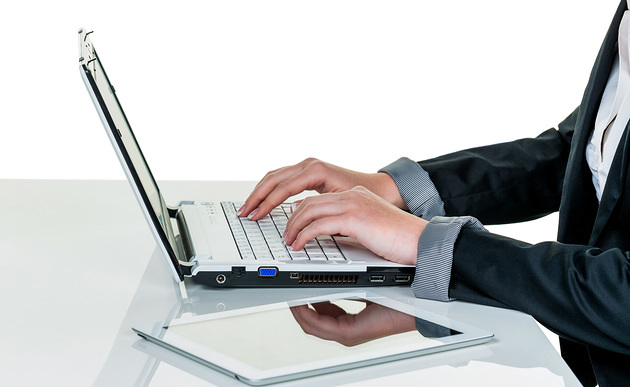 Eine Frau arbeitet in einem B?ro mit einem Laptop Computer