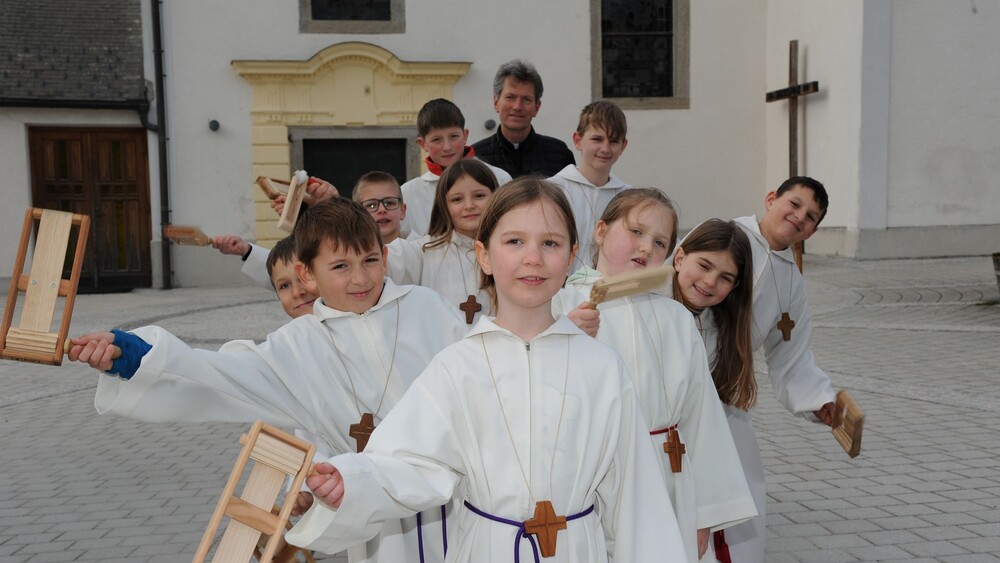 Ratschenkinder mit Pfarrer Lorenz Pfaffenhuber in Viehdorf