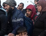 Flüchtlingscamp in Idomeni, an der griechisch-mazedonischen Grenze, am 5. März 2016. Bild: Syrische Flüchtlinge stehen am Grenzübergang von Griechenland zu Mazedonien dicht gedrängt in einer Warteschlange.