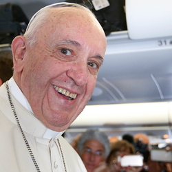 Papst Franziskus lacht freudig am 6. September 2017 im Flugzeug nach Kolumbien. Journalisten fotografieren ihn.