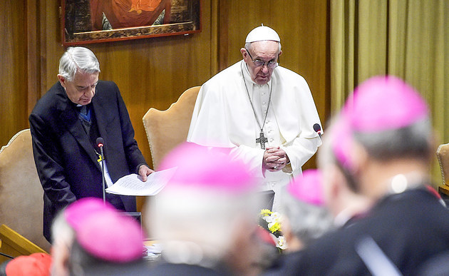 Federico Lombardi, Moderator des Anti-Missbrauchsgipfels, und Papst Franziskus stehen vor Bischöfen während der Eröffnung des Anti-Missbrauchsgipfels am 21. Februar 2019 im Vatikan.