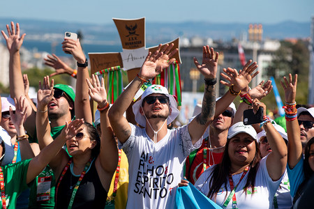 Jugendliche singen und tanzen im Parque Eduardo VII vor der Eröffnungsmesse des WJT in Lissabon (Portugal) am 1. August 2023.