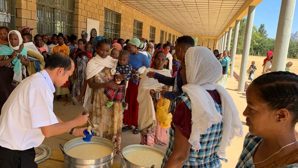 Salesianerpater Luan bei Essensausgabe in Adwa, Äthiopien