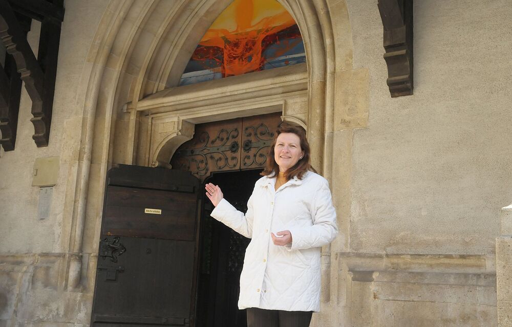 Elisabeth Obermayer, Pastoralassistentin, einladend vor der offenen Kirchent?r