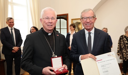 Erzbischof Franz Lackner steht 2024 seit zehn Jahren an der Spitze der Erzdiözese Salzburg. Heute wurde dem gebürtigen Steirer, der auch Vorsitzender der österreichischen Bischofkonferenz ist, von Landeshauptmann Wilfried Haslauer das Große Ehrenzeic