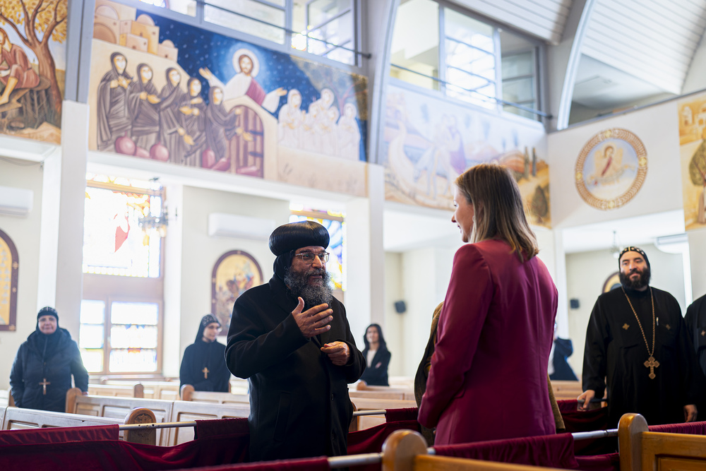 Koptischer Bischof Anba Gabriel im Gespräch mit Kultusministerin Claudia Plakolm / BKA/Schrötter Kultusministerin Plakolm besuchte koptisch-orthodoxe Gemeinde in Wien