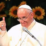 Papst Franziskus streckt den Daumen aus - das Zeichen für 'Alles Ok', bei einem Treffen mit asiatischen Jugendlichen am Solmoe Heiligtum in Dagjin am 15. August 2014. REUTERS/Ahn Young-joon/Pool (SOUTH KOREA - Tags: RELIGION PROFILE POLITICS SOCIETY 