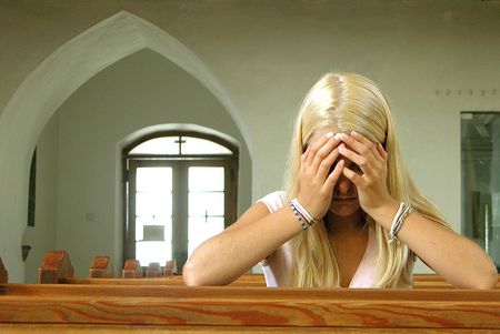 Maedchen in der KircheCopyright (2002) by BilderBox.com; Erwin Wodicka, A-4062 Breitbrunn. Tel.: 0043 676 5103 678. Veroeffentlichung nur nach unseren AGBs: www.bilderbox.com/agb.html. Bild honorarpflichtig! Konto DEU: Spk.Passau, BLZ 74050000, K