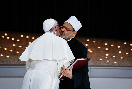 Papst Franziskus und Ahmad al-Tayyeb (Ahmed al-Tayyib), Großscheich der al-Azhar-Universität, umarmen sich am 4. Februar 2019 während eines interreligiösen Treffens in Abu Dhabi.
