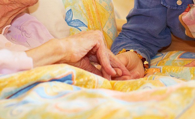 Hände am Krankenbett / Caritas St. Pölten/Franz Gleiss