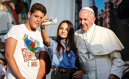 Eine junge Frau macht ein Selfie mit Papst Franziskus und einem jungen Mann am 15. September 2018 in Palermo.