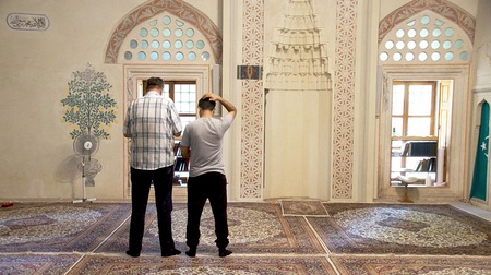 Muslime beten in einer Moschee