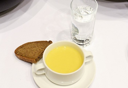 Suppe, Brot und Wasser