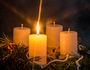 Ein Adventskranz zu Weihnachten sorgt für romantische Stimmung in der stillen Advent Zeit.