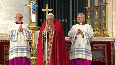 Papst Franziskus beim Requiem für Benedikt XVI.