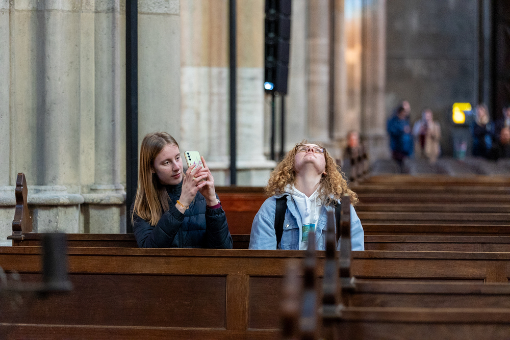 Feuerfest der Katholischen Jugend / Erzdiözese Wien / Schönlaub Neue Kirchenführer in den Diözesen vermitteln mehr als Baugeschichte