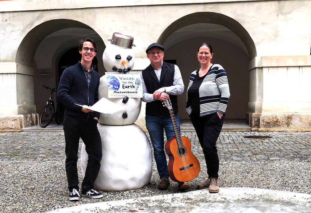 (v.l.n.r) Michael Schadler, Harald Jost und Eva Heidlmair vom Organisationsteam des Musikwettbewerbs „Voices for  the earth“
