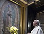 Papst Franziskus betet vor dem Originalbild der Jungfrau von Guadalupe in Mexiko-Stadt am 13. Februar 2016. Das Marienbild wurde gedreht, damit Franziskus alleine in dem kleinen Raum hinter dem Hauptaltar beten kann.