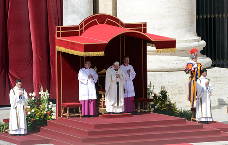 Papst FranziskusKardinal Jorge Mario Bergoglio wurde am 13. März 2013 vom Konklave zum Papst gewählt. Messe zur Amtseinführung von Papst Franziskus am 19. März 2013 in Rom.Bild: Papst Franziskus während des Gottesdienstes auf dem Petersplatz.