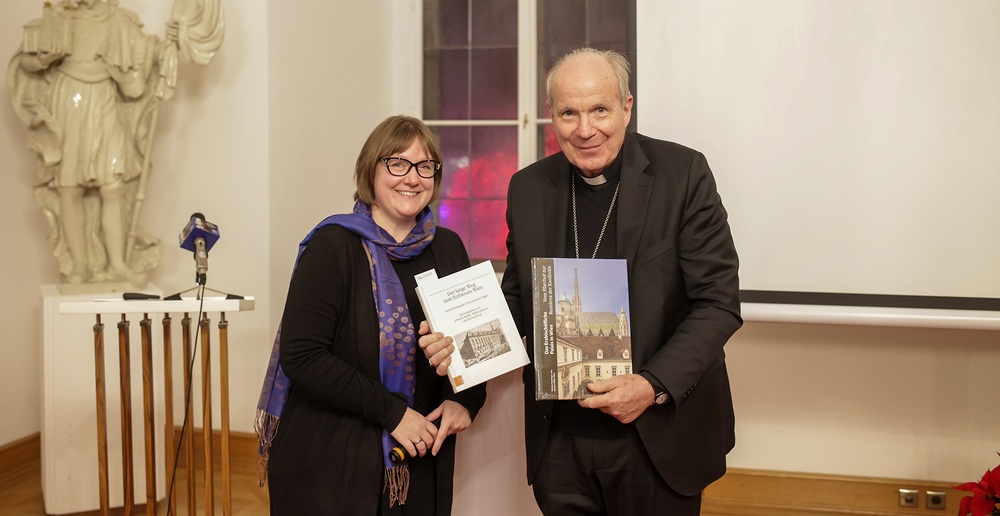 v.l.: Diözesanarchivarin Johanna Kößler, Kardinal Christoph Schönborn / Stephan Schönlaub/Erzdiözese Wien Neuerscheinungen zur Geschichte der Erzdiözese Wien präsentiert