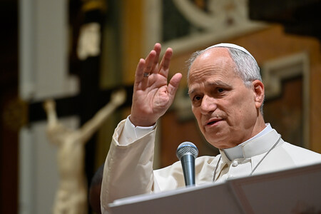 Papst Leo XIV. spricht beim Treffen von Mitgliedern der US-amerikanischen Spenden-Organisation 'Papal Foundation' am 2. Mai 2026 im Vatikan.