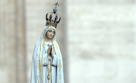Die Originalstatue der Madonna von Fatima während eines Rosenkranzgebets mit Papst Franziskus am 12. Oktober 2013 auf dem Petersplatz.