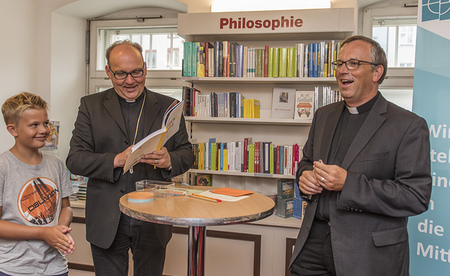 YOUCAT / Katholischer Katechismus für Kinder und Eltern / Buchpräsentation Tyrolia Innsbruck / Bischof Hermann Glettler mit Florian Jenewein (10j) aus Absam & BV Jakob Bürgler / 03.09.2018 /  @Vanessa Rachlé/Diözese Innsbruck