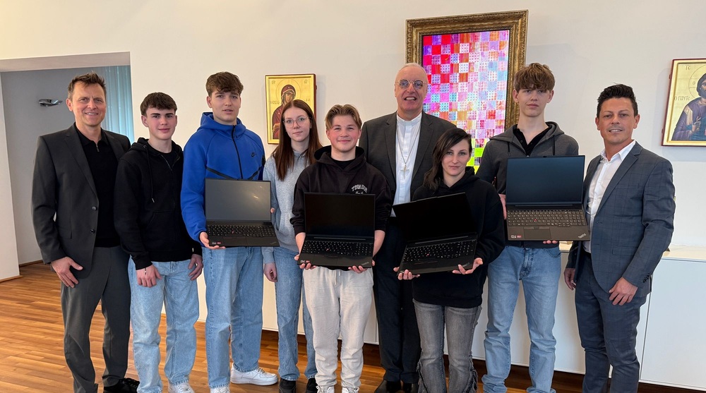 Jugendliche Lehrlinge mit Bischof Zsifkovics / Diözese Eisenstadt Eisenstadt: 'Bischof Ägidius Lehrlingsfonds' zeigt Wirkung