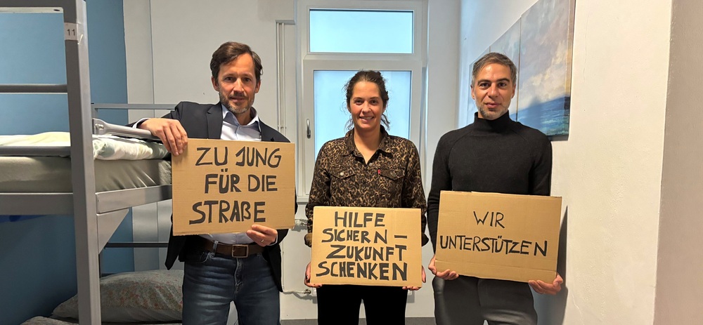 Wiener Caritasdirektor Klaus Schwertner, Maresi Keinzer, Leiterin vom Wohnhaus JUCA, Tom Adrian, Leiter von a_way / Jutta Steiner/Kathpress Caritas fordert besseren Schutz für junge Wohnungslose