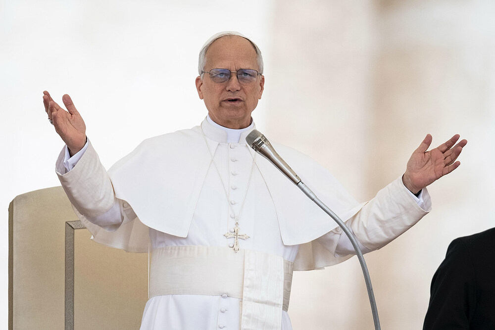 Papst Leo XIV. leitet die Menschen zum Gebet an bei seiner ersten Generalaudienz am 21. Mai 2025 im Vatikan.