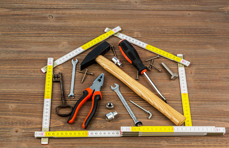 Mehrere verschiedene Werkzeuge liegen in einer Werkstatt nebeneinander