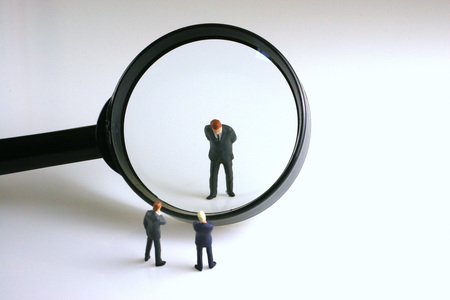 Figuren und Lupe [ (c) www.BilderBox.com, Erwin Wodicka, Siedlerzeile 3, A-4062 Thening, Tel. + 43 676 5103678.Verwendung nur gegen HONORAR, BELEG,URHEBERVERMERK und den AGBs auf bilderbox.com](in an im auf aus als and beim mit einer einem eines * & 