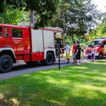 Bei Temperaturen über 30 Grad hat die Freiwillige Feuerwehr Feldkirch (OÖ) die Flüchtlinge im Lager Bergheim mit einer kalten Dusche überrascht.