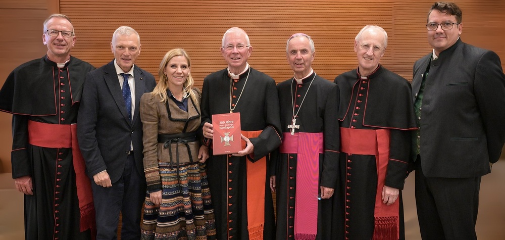 Diözesankonservator Roland Kerschbaum, Landtagsabgeordnete Josef Schöchl und Kathrin Brugger, Erzbischof Franz Lackner, Weihbischof Hansjörg Hofer, Domdechant Gottfried Laireiter, Archivleiter Thomas Mitterecker (v.l.). / Erzdiözese Salzburg (eds)/Hiwa Naghshi Diözesankonservator Roland Kerschbaum, Landtagsabgeordnete Josef Schöchl und Kathrin Brugger, Erzbischof Franz Lackner, Weihbischof Hansjörg Hofer, Domdechant Gottfried Laireiter, Archivleiter Thomas Mitterecker (v.l.).