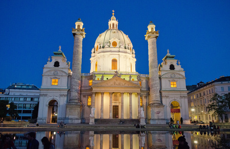 Karlskirche bei Nacht