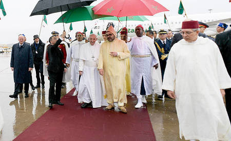 Papst Franziskus (hinten l.) geht neben dem König von Marokko, Mohammed VI. über den roten Teppich, auf dem Internationalen Flughafen Rabat-Sale am 30. März 2019 in Sale (Marokko).