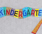 Kindergarten buntes Schild, Symbol für Kinderbetreuung und Kinderfreundlichkeit