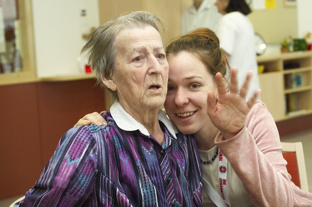 Seniorin mit Pflegerin im Pflegeheim / kathbild.at/Rupprecht Seniorin mit Pflegerin im Pflegeheim