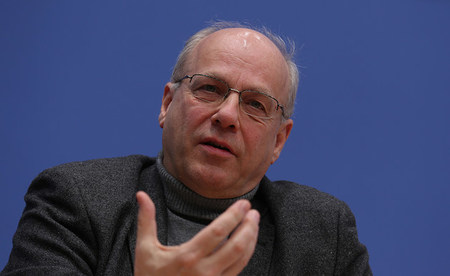 Klaus Mertes, Jesuitenpater und ehemaliger Leiter des Canisius-Kollegs, spricht während einer Pressekonferenz in Berlin am 26. Januar 2015 über den aktuellen Stand der Aufarbeitung von sexuellem Missbrauch in Deutschland.