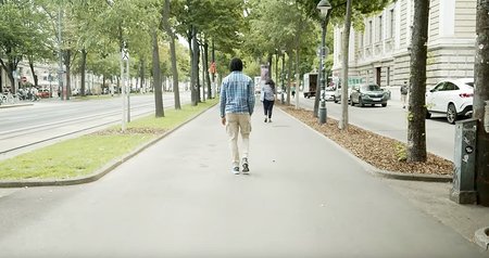 Student auf Allee vor der Hauptuni Wien