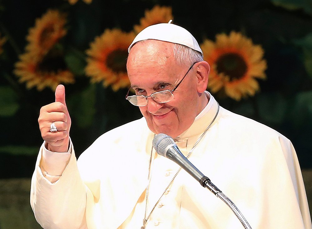 Papst Franziskus streckt den Daumen aus - das Zeichen für 'Alles Ok', bei einem Treffen mit asiatischen Jugendlichen am Solmoe Heiligtum in Dagjin am 15. August 2014. REUTERS/Ahn Young-joon/Pool (SOUTH KOREA - Tags: RELIGION PROFILE POLITICS SOCIETY 