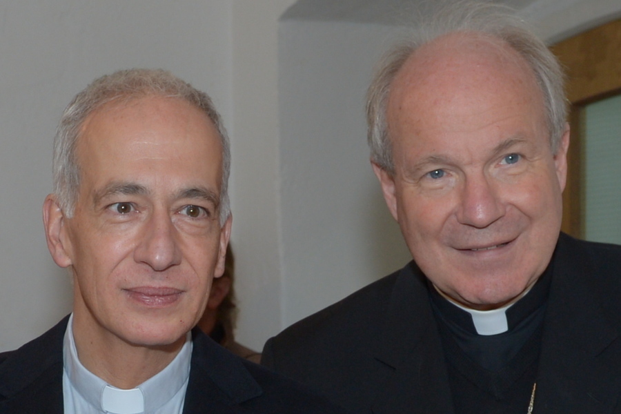 Caritas bittet um Lebensmittel-Spende; Kardinal Christoph Sch?nborn, Michael Landau, Helferinnen der Caritas; LeO