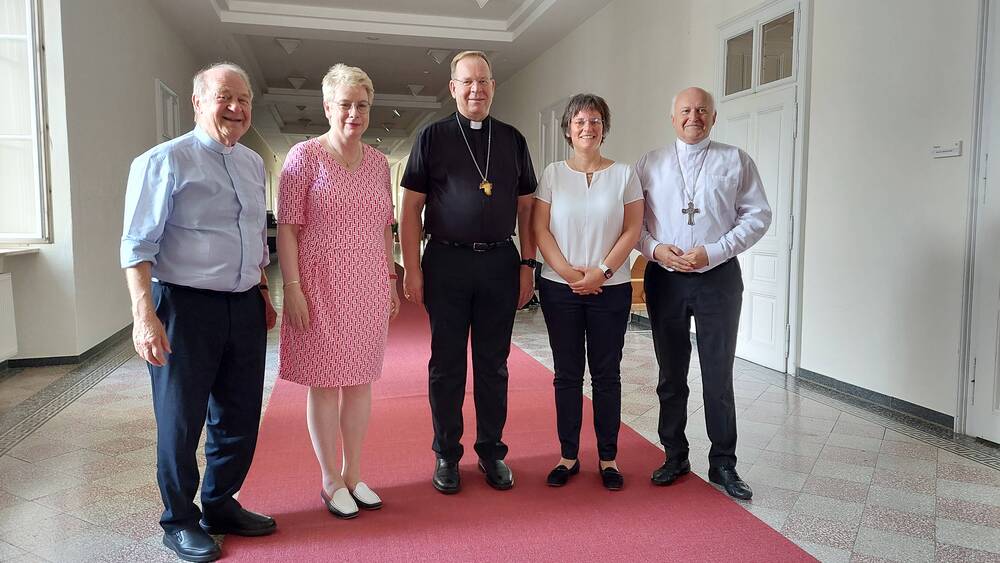 Organisationsteam des Synoden-Workshops (29.8.-31.8.2024) in Linz: Prof. Christoph Theobald, Prof. Myriam Wijlens, Erzbischof und CCEE-Präsident Gintaras Linas Grusas, Prof. Klara-Antonia Csiszar, Erzbischof und CCEE-Vizepräsident Ladislav Nemet (v. / Kathpress / Johannes Pernsteiner Organisationsteam des Synoden-Workshops (29.8.-31.8.2024) in Linz: Prof. Christoph Theobald, Prof. Myriam Wijlens, Erzbischof und CCEE-Präsident Gintaras Linas Grusas, Prof. Klara-Antonia Csiszar, Erzbischof und CCEE-Vizepräsident Ladislav Nemet (v.