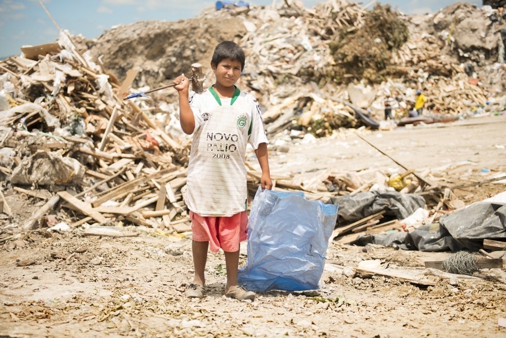 Kleiner Müllsammler in Ecuador
